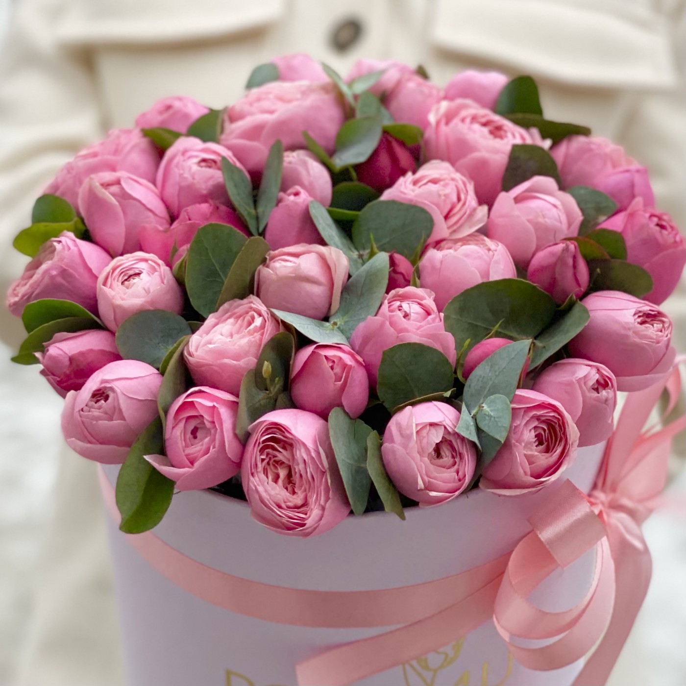 Кустовые пионовидные розы Сильва пинк с эвкалиптом в коробке